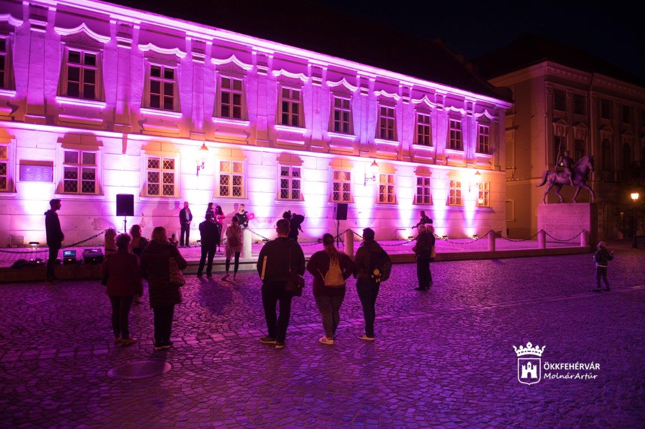 Együtt a mellrák ellen! – rózsaszínben a fehérvári Városháza